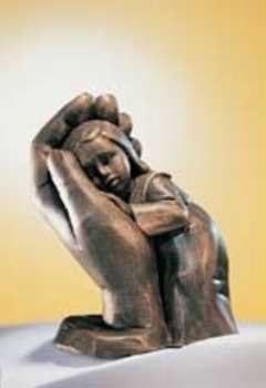 Dorothea Steigerwald - Bleib sein Kind - Bronzefarbener Steinguss Bleib sein Kind - Bronzefarbener Steinguss